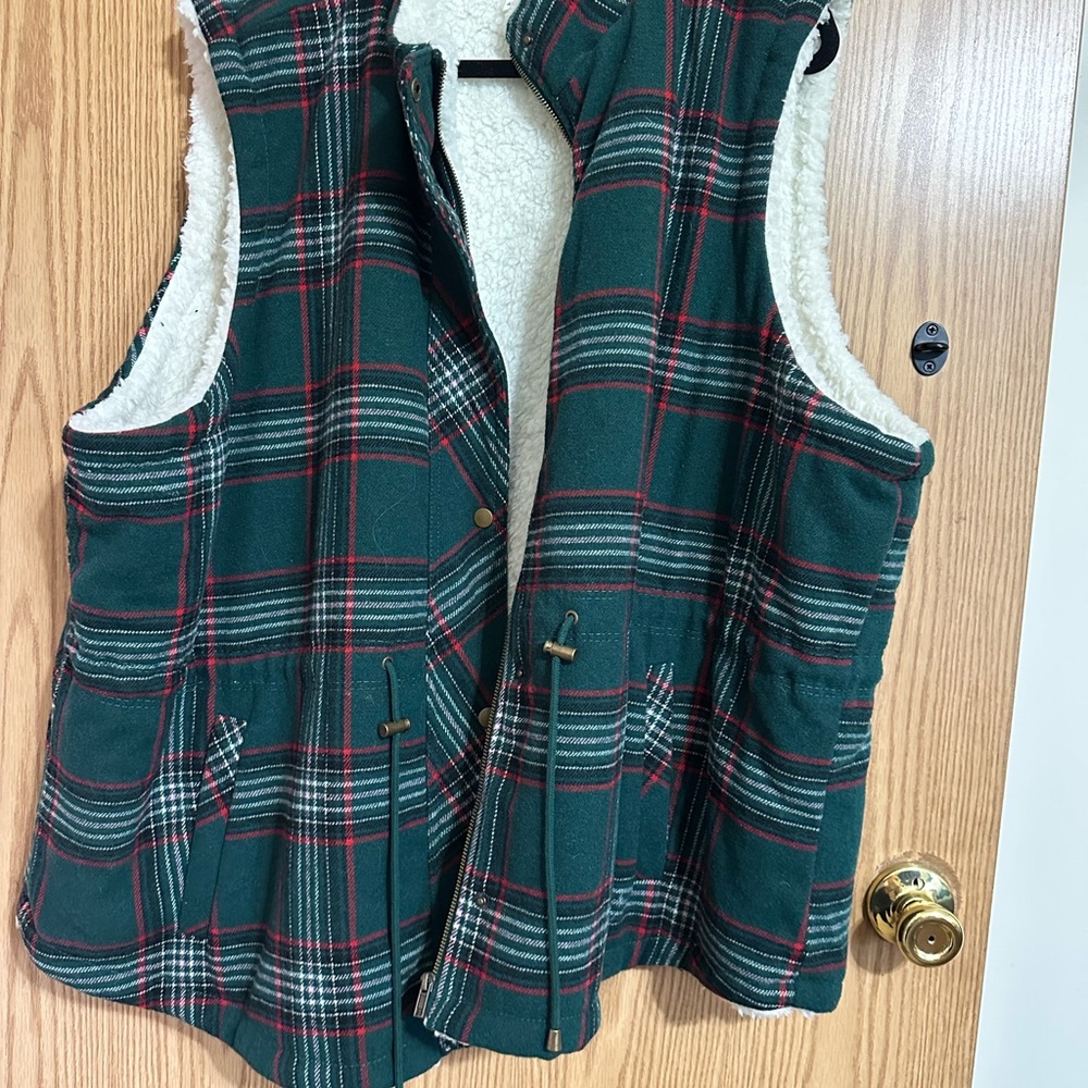 Maurices Green Plaid women’s Vest with Sherpa Lining NWOT